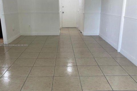 Condominio en alquiler en North Miami, Florida, 1 dormitorio, 66.33 m2 № 1945803 - foto 6