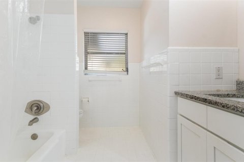 House in Winter Haven, Florida 3 bedrooms, 149.02 sq.m. № 2105568 - photo 11