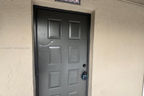 Condominio en alquiler en Coral Springs, Florida, 2 dormitorios, 80.64 m2 № 2045736 - foto 3