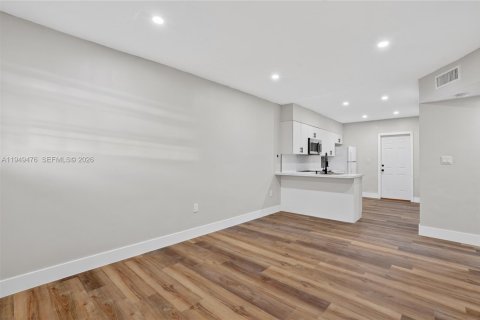 Снять в аренду квартиру в Майами, Флорида 2 спальни, 74.32м2, № 2005508 - фото 4