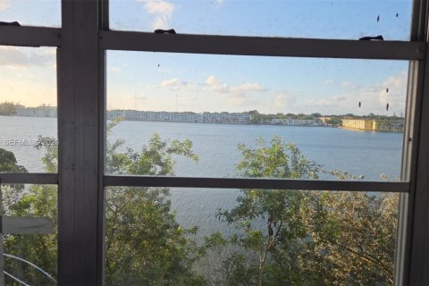 Condo in Miami, Florida, 1 bedroom № 2008968 - photo 2