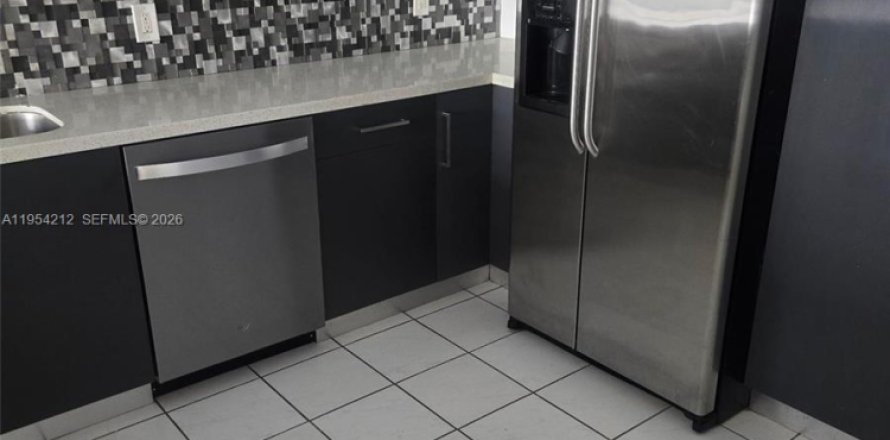 Condo in Miami, Florida, 1 bedroom № 2008968