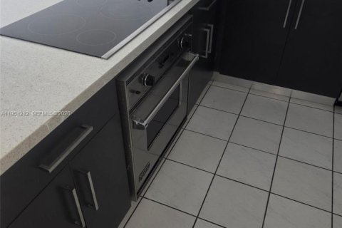 Condo in Miami, Florida, 1 bedroom № 2008968 - photo 11