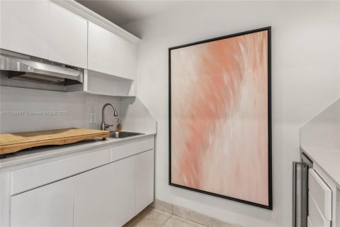 Condo in Miami Beach, Florida  № 2077293 - photo 8