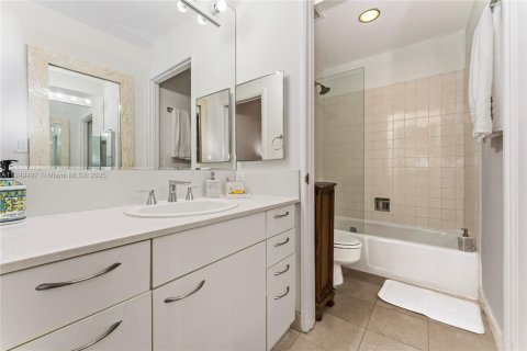 Condo in Miami Beach, Florida  № 2077293 - photo 11