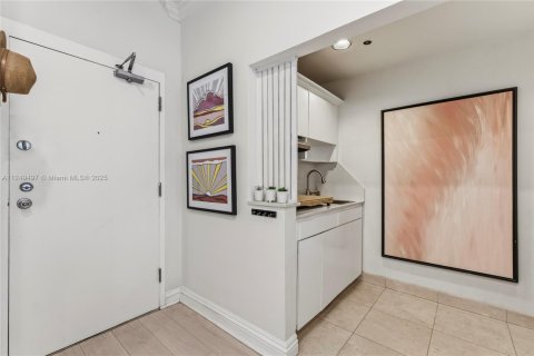 Condo in Miami Beach, Florida  № 2077293 - photo 6