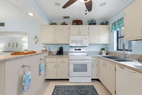 Condo in Bradenton, Florida, 2 bedrooms № 2403699 - photo 12