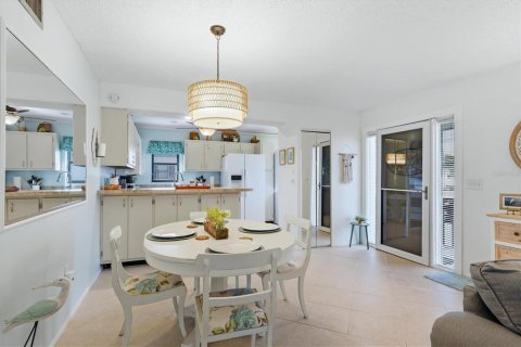 Condo in Bradenton, Florida, 2 bedrooms № 2403699 - photo 9