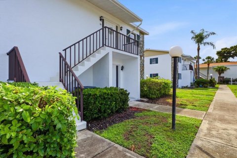 Condo in Bradenton, Florida, 2 bedrooms № 2403699 - photo 29