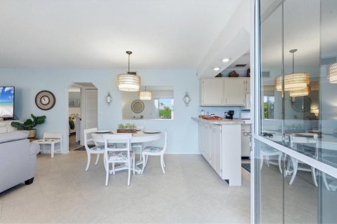 Condo in Bradenton, Florida, 2 bedrooms № 2403699 - photo 8