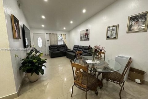 Touwnhouse à vendre à Hialeah, Floride: 3 chambres, 110.55 m2 № 1927794 - photo 2