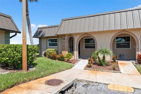 Condo in New Port Richey, Florida, 2 bedrooms  № 1851791 - photo 2