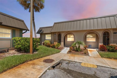 Condo in New Port Richey, Florida, 2 bedrooms  № 1851791 - photo 1