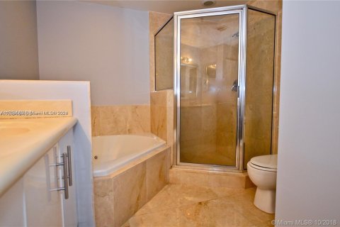 Condominio en alquiler en North Bay Village, Florida, 2 dormitorios, 116.22 m2 № 1938234 - foto 19