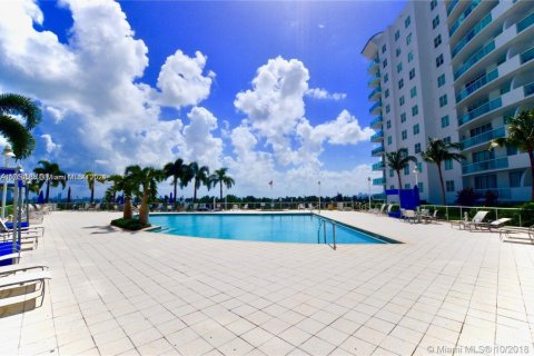 Condo in North Bay Village, Florida, 2 bedrooms  № 1938234 - photo 23