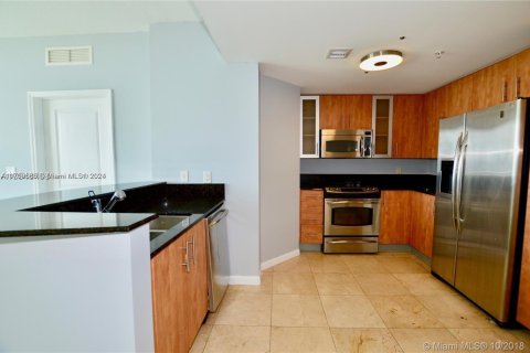 Condominio en alquiler en North Bay Village, Florida, 2 dormitorios, 116.22 m2 № 1938234 - foto 1