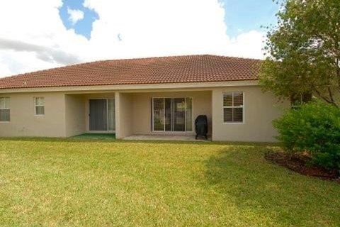 Villa ou maison à louer à Weston, Floride: 3 chambres, 120.03 m2 № 1178594 - photo 1