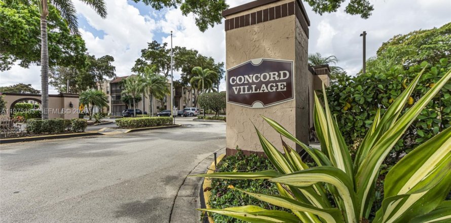 Condo à Tamarac, Floride, 2 chambres  № 2042745