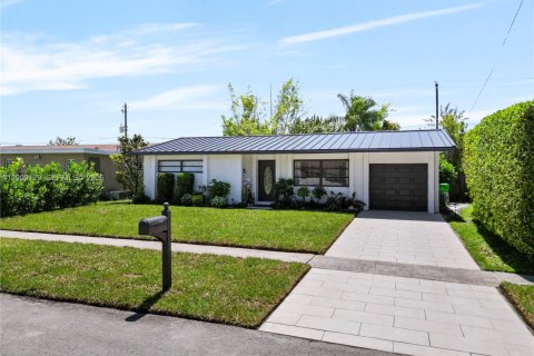 House in Sunrise, Florida 2 bedrooms, 81.48 sq.m. № 2064853 - photo 2