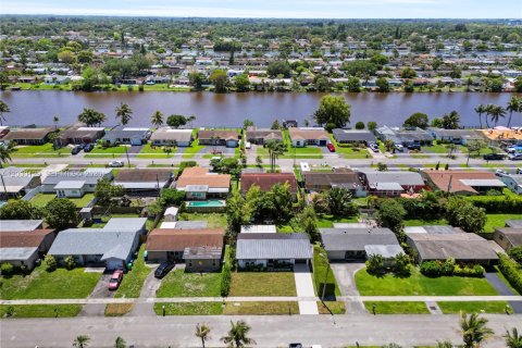 House in Sunrise, Florida 2 bedrooms, 81.48 sq.m. № 2064853 - photo 3