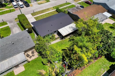 House in Sunrise, Florida 2 bedrooms, 81.48 sq.m. № 2064853 - photo 5