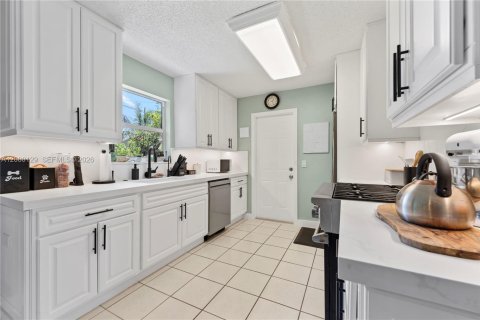 House in Sunrise, Florida 2 bedrooms, 81.48 sq.m. № 2064853 - photo 14