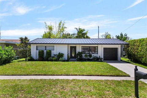 House in Sunrise, Florida 2 bedrooms, 81.48 sq.m. № 2064853