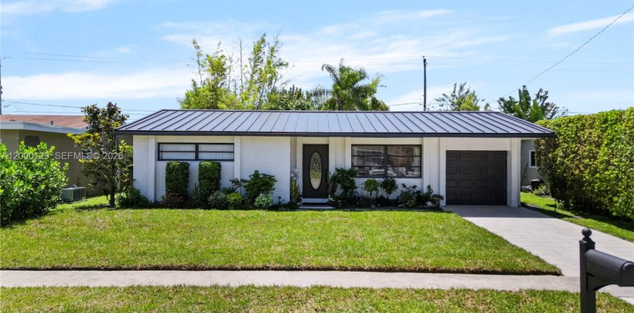 House in Sunrise, Florida 2 bedrooms, 81.48 sq.m. № 2064853