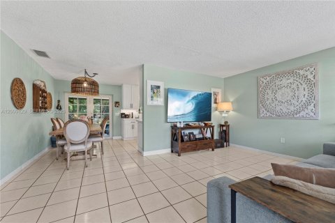 House in Sunrise, Florida 2 bedrooms, 81.48 sq.m. № 2064853 - photo 7