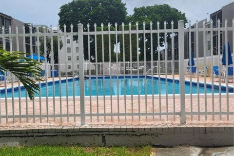 Condominio en alquiler en Miami, Florida, 2 dormitorios, 105.44 m2 № 2276886 - foto 12