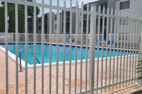 Condominio en alquiler en Miami, Florida, 2 dormitorios, 105.44 m2 № 2276886 - foto 13