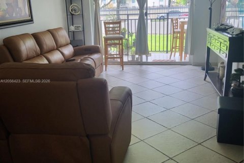 Condominio en alquiler en Miami, Florida, 2 dormitorios, 105.44 m2 № 2276886 - foto 2