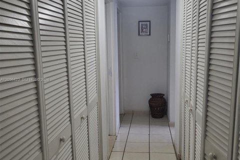Condominio en alquiler en Miami, Florida, 2 dormitorios, 105.44 m2 № 2276886 - foto 4