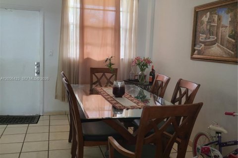 Condominio en alquiler en Miami, Florida, 2 dormitorios, 105.44 m2 № 2276886 - foto 3