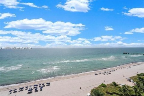 Condominio en alquiler en Sunny Isles Beach, Florida, 1 dormitorio, 79.71 m2 № 1950445 - foto 1