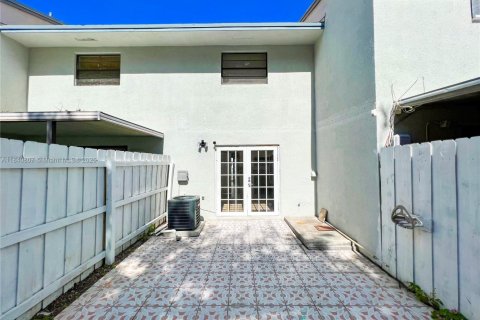 Condo in Hialeah, Florida, 2 bedrooms  № 1875719 - photo 23