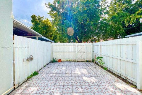 Condo in Hialeah, Florida, 2 bedrooms  № 1875719 - photo 22
