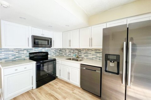 Condo in Hialeah, Florida, 2 bedrooms  № 1875719 - photo 10
