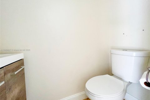 Condo in Hialeah, Florida, 2 bedrooms  № 1875719 - photo 14
