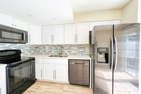 Condo in Hialeah, Florida, 2 bedrooms  № 1875719 - photo 11