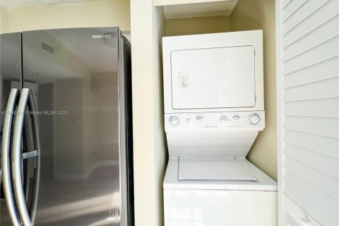 Condo in Hialeah, Florida, 2 bedrooms  № 1875719 - photo 12