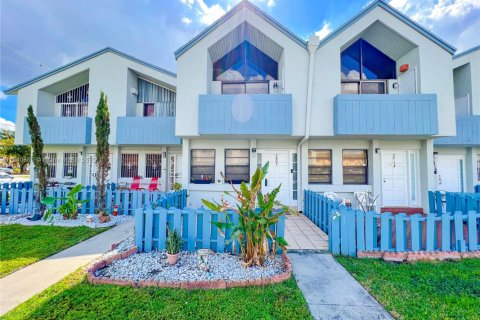 Condo in Hialeah, Florida, 2 bedrooms  № 1875719 - photo 1