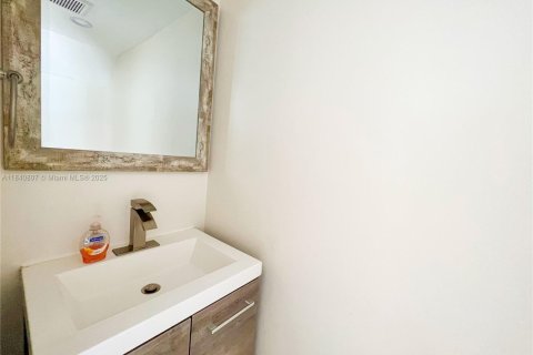 Condo in Hialeah, Florida, 2 bedrooms  № 1875719 - photo 13