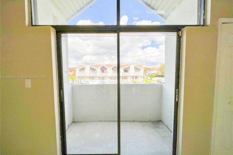 Condo in Hialeah, Florida, 2 bedrooms  № 1875719 - photo 18