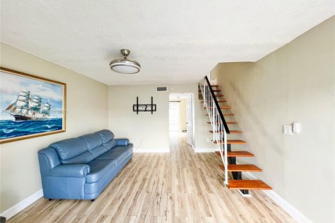 Condo in Hialeah, Florida, 2 bedrooms  № 1875719 - photo 6