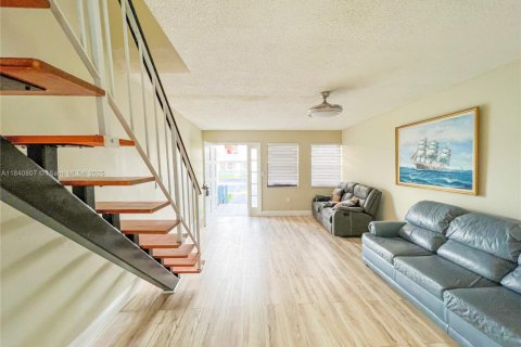 Condo in Hialeah, Florida, 2 bedrooms  № 1875719 - photo 7