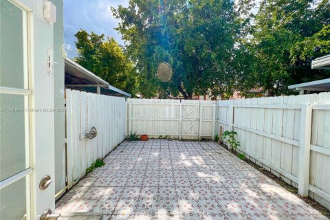 Condo in Hialeah, Florida, 2 bedrooms  № 1875719 - photo 21