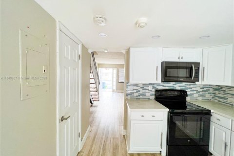 Condo in Hialeah, Florida, 2 bedrooms  № 1875719 - photo 8