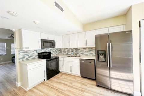 Condo in Hialeah, Florida, 2 bedrooms  № 1875719 - photo 9