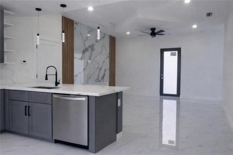 House in Lehigh Acres, Florida 3 bedrooms, 134.89 sq.m. № 2425314 - photo 4